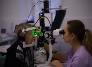 Kto lepiej dobierze okulary okulista czy optometrysta?